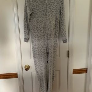 Girls Large grey leopard onesie. Little hole as pictured.
